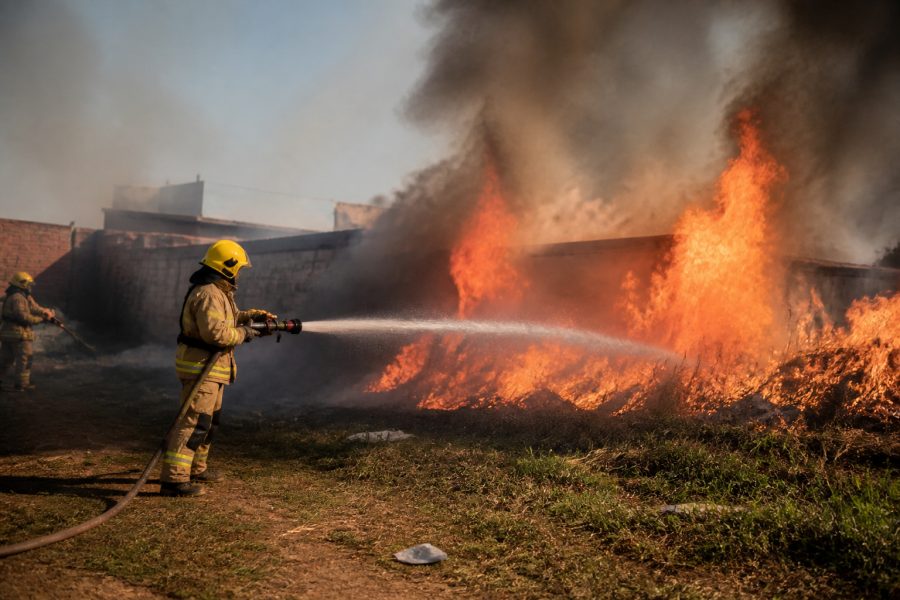 Corpo de Bombeiros combate incêndio de grandes proporções em terreno urbano em Rondonópolis