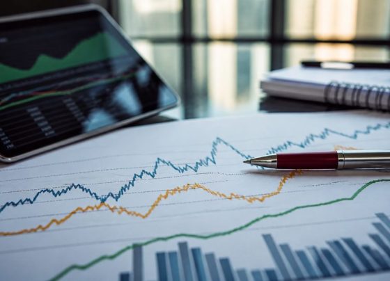Ibovespa opera em forte alta, enquanto juros futuros caem e dólar ronda estabilidade