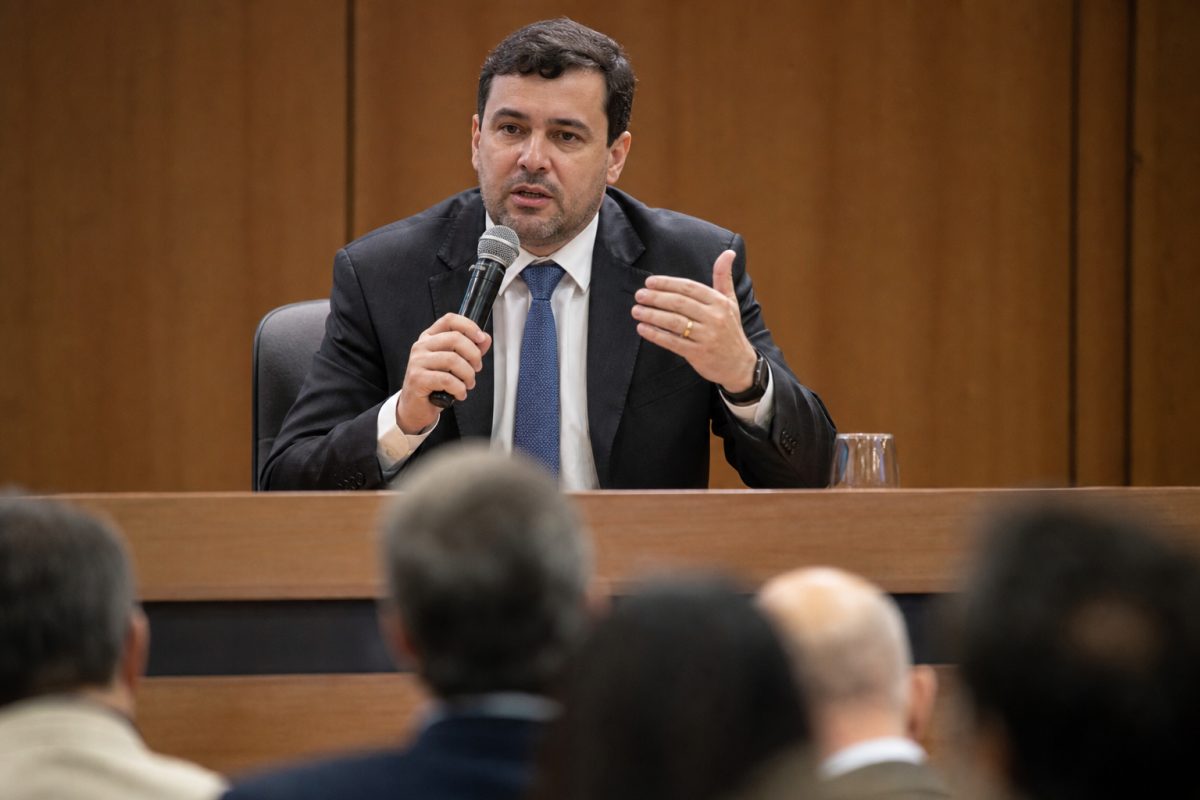 Plano de testes do E35 sairá em setembro, diz secretário durante seminário da Lei do Combustível do Futuro
