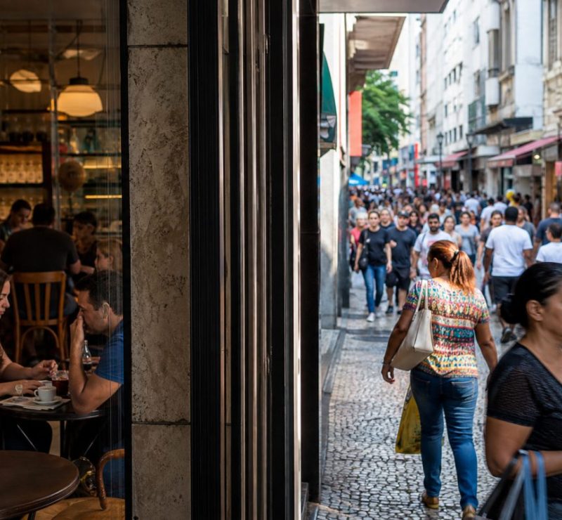 Setor de Serviços Cresce 3,4% em Agosto, Varejo Enfrenta Desaceleração